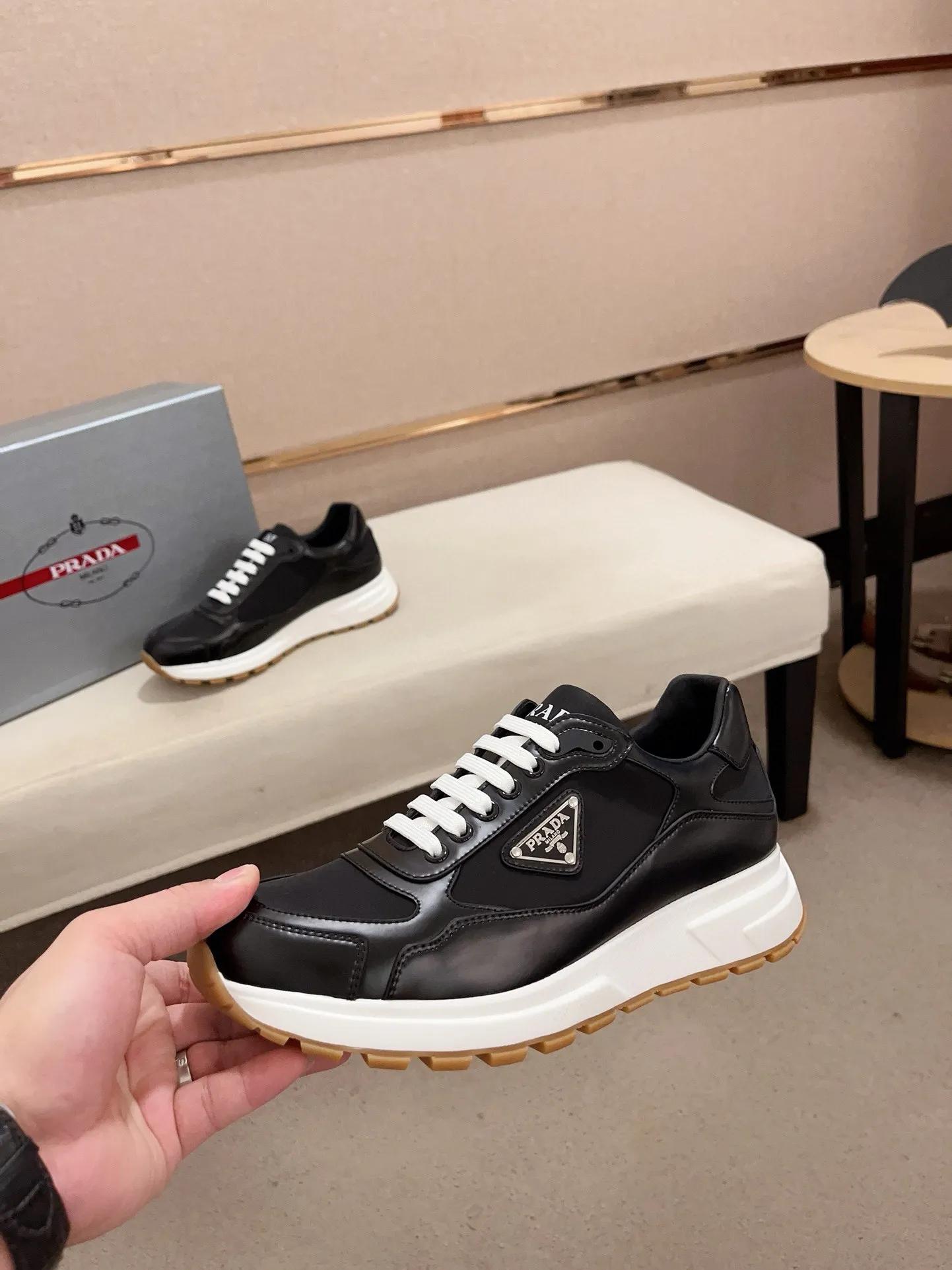 Men's Men's Shoes 💰 580💰 ✔️✔️✔️High-quality new PRADA (Prada) counters are launched simultaneously. The new men's shoes and 😘fabric are made of selected first-layer cowhide and technological glue-spraying technology. Lining: Full cowhide lining. 👍🏿High-end☄️Open-molded non-slip rubber outsole, exquisite lines, simple and elegant, comfortable and high-end for leisure travel. Code number: 38 to 44 (can be customized to 45, non-refundable!